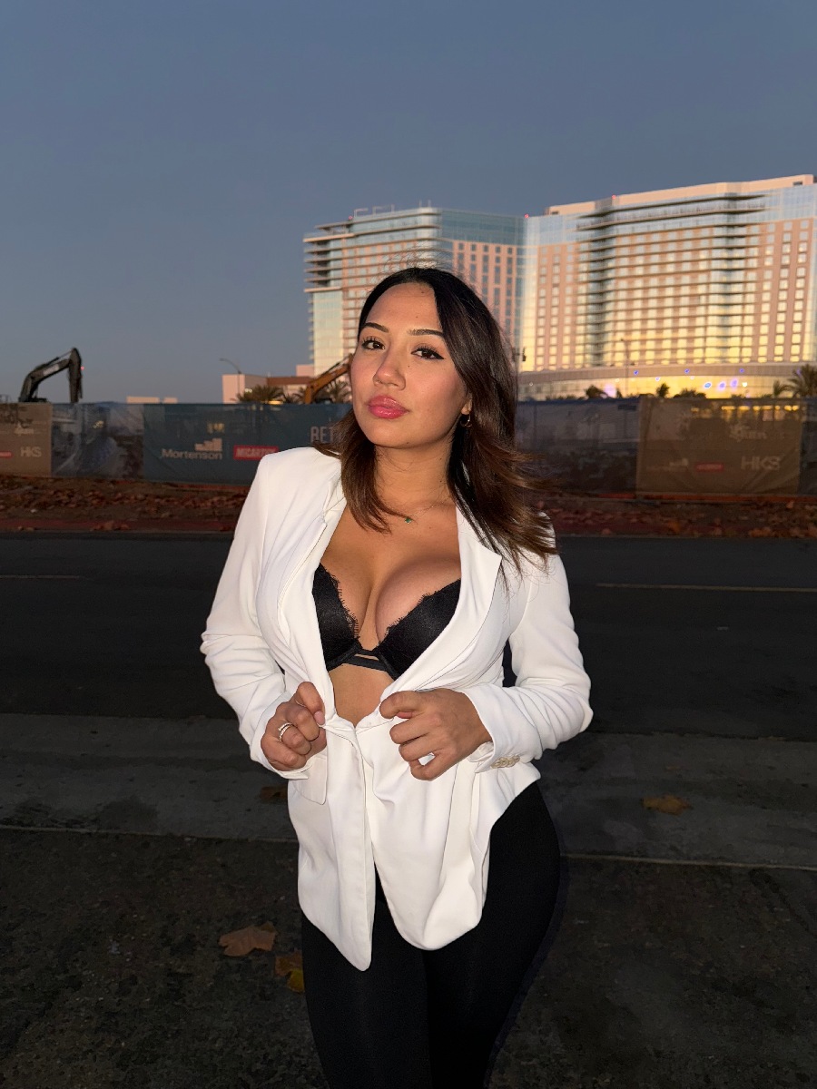 Take a pause and enjoy Ali Cruz — streaming from Tiruvananthapuram