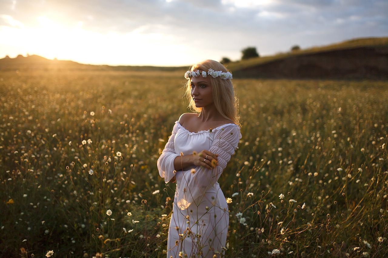Girls in Slavic costumes in Tiruvananthapuram